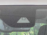 【エマージェンシーブレーキ】走行中に前方の車両等を認識し、衝突しそうな時は警報とブレーキで衝突回避と被害軽減をアシスト。より安全にドライブをお楽しみいただけます。
