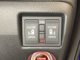 リアドアは乗り降りに便利な両側電動スライドドアです。また運転席に座っていながらスイッチ操作で自在にスライドドアを開け閉めできます。