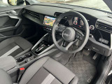 スタイリッシュな運転席で乗るたびに所有する喜びを感じることができます。