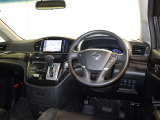 運転の際、常に目にする部分だけにシックで飽きのこないデザインが良いですね。