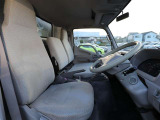ゆったり室内で運転もしやすいです♪使い勝手の良い配置も考えられています!!