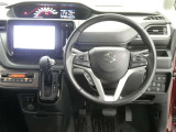 【徹底洗浄クリーニング実施済】運転席からの視界はこんな感じです☆お気軽にご来店いただき、実際に座って是非お確かめください。ドライバーに寄り添う快適な操作フィールをもたらすステアリングです。