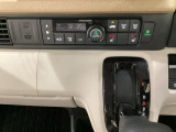 セレクトレバーの左上にオートエアコンがついてますので簡単操作で快適に過ごせます。シートヒータースイッチ内蔵で前席の左右別々にHiとLoの2段階で温度設定ができます。