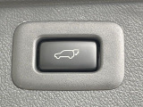 【パワーバックドア】スマートキーや運転席のボタンを押すだけでリアゲートが自動で開閉します!荷物を持っている時や、高い位置にあるバックドアを閉める際に便利な機能です♪