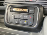 【オートエアコン】一度お好みの温度に設定すれば、車内の温度を検知し風量や温度を自動で調整。暑い…寒い…と何度もスイッチ操作をする必要はありません。快適な車内空間には必須の機能ですね♪