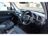 ステアリングを握ればJeepワールドが目の前に広がります。