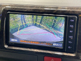 【バックカメラ】駐車時に後方がリアルタイム映像で確認できます。大型商業施設や立体駐車場での駐車時や、夜間のバック時に大活躍!運転スキルに関わらず、今や必須となった装備のひとつです!