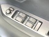 【電動格納ミラー】サイドミラーは電動格納式となっており、狭い駐車場でもキズがつくリスクを抑えられます。
