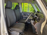 運転席シート廻りは使用感も少なく、良好な状態となっています。前オーナー様が丁寧に使っていたことがよくわかりますね。