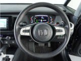 【Honda SENSING】 カメラ等装置で精度の高い検知能力を発揮、安全運転を支援します。ステアリング上のコントローラーに注目!