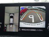 【アラウンドビューモニター&バックモニター】クルマを真上から見下ろしているかのような映像が表示され、周囲の状況がひと目で把握できるので、安心してスマートに駐車できます。駐車が苦手な方にオススメです!