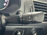 【オートライト(AUTO)】外の明るさをシステムが感知して、自動でヘッドライトが点灯します。ヘッドライトをつけ忘れを防ぐ便利機能です。