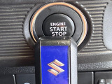【スマートキー/プッシュスタート】鍵を持っているだけで、ドアロック解除・施錠からエンジンスタートまで操作できる便利な機能です。