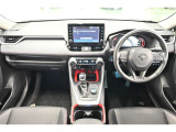 高いホールド性で運転姿勢が安定します。長距離ドライブでも疲れにくいのが魅力です。快適なドライビングライフをお送りください♪