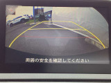 カラーで後方映像をモニターに映し出してくれるので、ショッピングモールのような狭い駐車場であったとしても障害物を見つけ、楽々駐車することができますね。