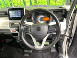 インテリアに合わせたデザインのステアリングは、運転される方のことも考え、運転しやすい形状、大きさです。是非一度、実際に触ってお確かめください。
