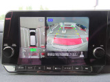 車を上から見下ろしているかのような映像で周囲の状況を確認できるアラウンドビューモニター。狭い駐車場や駐車が苦手な方でも安心。