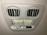 ルーフ中央にエアコン操作パネルがついていますので、2列目・3列目にお乗りの方も快適に過ごせます。