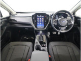 ■視界の良さが魅力の運転しやすいコックピット。シンプルで操作性に優れたインパネデザインと、SUBARUならではの安全性能への徹底したこだわりが光る視界設計です。