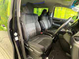 運転席まわりには十分なスペースがあり、大柄な方でもゆったり運転していただける環境です。