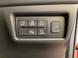 安全装置のスイッチは運転席パネル右下に集約されています。任意で切り替え可能なため状況に合わせてお使いください。