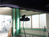 この車にはリアにもドライブレコーダーを装備しております◆映像・音声などを記録する自動車用の装置です。 もしもの事故の際の記録はもちろん、旅行の際の思い出としてドライブの映像を楽しむことができます。