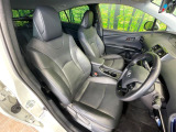 運転席まわりには十分なスペースがあり、大柄な方でもゆったり運転していただける環境です。