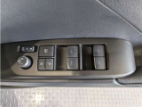 運転席からも操作可能な全席パワーウィンドウが装備されています。