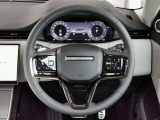 RANGEROVERのエレガントなステアリングはソフトレザーの握り心地の良いレザーを使用しています。