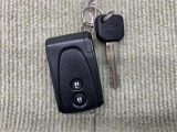 手荷物が多いときでも、スマートキーをバッグやポケットに携帯していれば、キーを取り出すことなくドアの解錠・施錠ができます