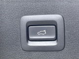 【パワーバックドア】スマートキーや運転席のボタンを押すだけでリアゲートが自動で開閉します!荷物を持っている時や、高い位置にあるバックドアを閉める際に便利な機能です♪