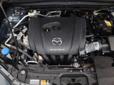 「SKYACTIV-G(ガソリン)」は、規格外の高圧縮を実現し、世界のエンジン技術者に驚きを与えました。さらに、それを維持したままノッキングの発生を抑え、熱効率を向上、走りにも寄与したエンジンです。