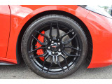 フロント 275/30ZR20 ZO6専用スパイダーデザイングロスブラック鍛造アルミホイールを装着。