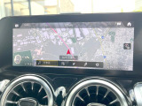 ●ベンツ純正ナビ:一体感のあるナビは、高級感ある車内を演出してくれます。オーディオ機能も充実しておりますので、運転もより楽しめます♪