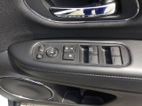 電動格納式ドアミラーのスイッチは運転席ドアにあります。