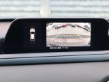 カラーで後方映像をモニターに映し出してくれるので、ショッピングモールのような狭い駐車場であったとしても障害物を見つけ、楽々駐車することができますね。