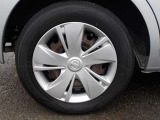 純正ホイールキャップに165/70R14サイズのタイヤ装着しています。