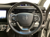 ハンドルにHondaセンシング系のクルーズコントロールやレーンキープアシストなどのスイッチと、オーディオの操作スイッチが装備されています。ハンドルから手を離さず安全に操作できます。