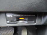 ETC。高速道路を利用する際、ノンストップで料金所を通過できます。別途セットアップ料金がかかります。