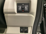 両側電動スライドドアは運転席から操作ができるよう、操作スイッチが付いています。ヘットライトリベライザーとHondaセンシング用のVSA(ABS+TCS+横滑り抑制)の解除スイッチなども装備しています。