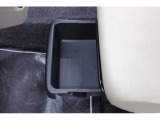 助手席のシート下に小物入れ!車検証などを入れておくのに便利です