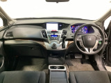 車内は光触媒抗菌消臭施工済です。スタイリッシュなデザインでスポーティなインパネ周りを演出します。グローブボックスやカップホルダーのほかにトレーなどたくさんの収納スペースが付いています。