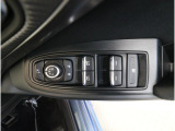 運転席には、ドアミラーの開閉および角度調整、集中ドアロック機能、さらには全ウィンドーの開閉操作を可能にするスイッチが一つに集約。運転中でもスムーズかつ効率的に操作でき、安全性と快適性に役立っています