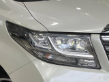 【LEDヘッドライト】悪天候や夜間走行時も良好な視界を確保し安心して運転できる高輝度LEDヘッドライトを装備!点灯速度が早く、消費電力も抑えられています。
