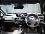 デザインもよく、居心地のよい運転席ですね。分かりやすいスイッチ類ですから操作もしやすく運転をサポートします。