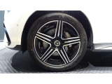 メルセデスの認定中古車「サーティファイドカー」では、万一お車が故障した場合も、ご購入後1年間もしくは2年間※は走行距離にかかわらずメルセデス・ベンツ正規サービスネットワークで無料修理いたします