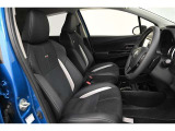 運転席/助手席です。 専用フロントスポーティシート(GRエンブレム付)を装備しています。