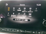 メーカーナビです。スピードメーターとの流れるようなデザインが、内装を上品にします。