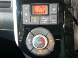 【オートエアコン】一度お好みの温度に設定すれば、車内の温度を検知し風量や温度を自動で調整。暑い…寒い…と何度もスイッチ操作をする必要はありません。快適な車内空間には必須の機能ですね♪