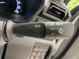 【オートライト】周りの明るさに応じて自動でヘッドライトの点灯・消灯ができる機能です!ライトの付け忘れ・消し忘れなどが無くなり、雨の日や夕方の走行も安心!トンネル通過時も便利ですね